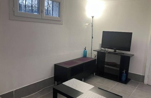 Belle-Beille Cama Y Desayuno | Room in Angers near the streetcar with shared kitchen and bathroom