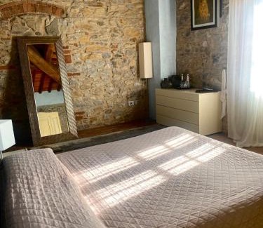 Santa Cristina a Mezzana Casa | Room in BB - Alessio room overlooking the vineyards of Tuscany