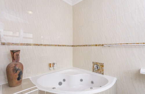 Ballito Casa | Room in Guest Room - Ezulwini Guest House - Queen Room With Balcony, Pool View & Jacuzzi in Balito