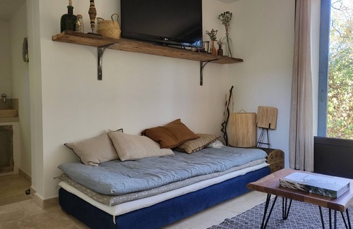 Oppede Cama Y Desayuno | Room in private cabana, bathroom, WC, small kitchen, private pool