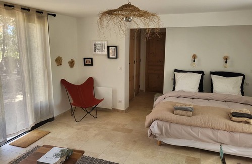 Oppede Cama Y Desayuno | Room in private cabana, bathroom, WC, small kitchen, private pool