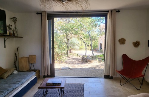 Oppede Cama Y Desayuno | Room in private cabana, bathroom, WC, small kitchen, private pool