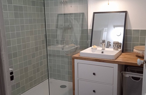 6th Arrondissement Cama Y Desayuno | Room in quiet, central apartment