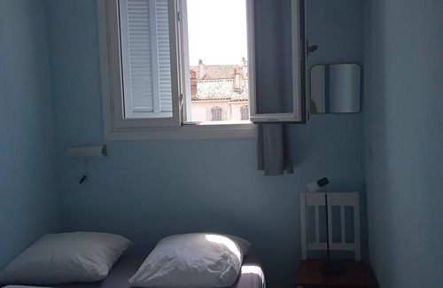 6th Arrondissement Cama Y Desayuno | Room in quiet, central apartment