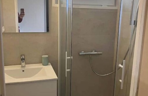 Belle-Beille Cama Y Desayuno | Room in single-family house near streetcar with shared kitchen and bathroom