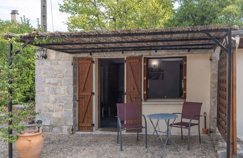 Saint Alban Auriolles Apartamento | Room 'La Peireta' with Shared Pool, Wi-Fi and Air Conditioning