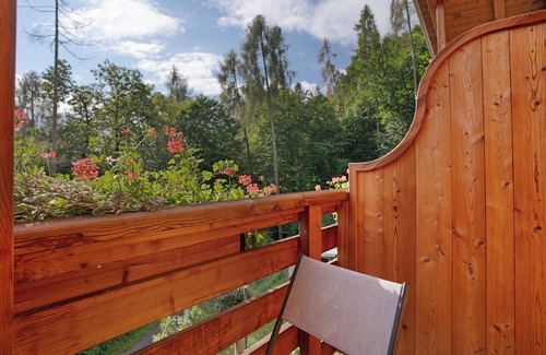 Roncegno Apartamento | Habitación 'Larice' con vistas a la montaña, jardín compartido y balcón
