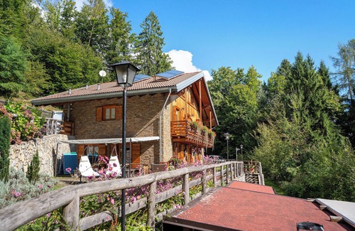 Roncegno Apartamento | Habitación 'Larice' con vistas a la montaña, jardín compartido y balcón