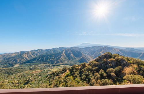 Motta Camastra Apartamento | Room 'Lemon' with Mountain View, Shared Pool and Shared Terrace