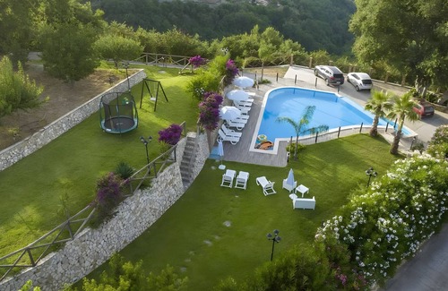 Sant'Angelo di Brolo Apartamento | Habitación 'Luna' con vistas a la montaña, Wi-Fi y aire acondicionado.