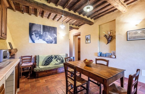 Monticiano Apartamento | Habitación 'Marroneto - Camera 2' con vistas a la montaña, piscina compartida y Wi-Fi