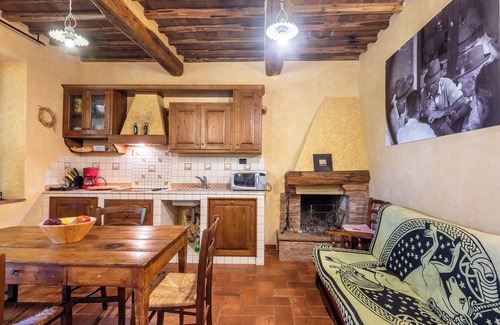 Monticiano Apartamento | Habitación 'Marroneto - Camera 2' con vistas a la montaña, piscina compartida y Wi-Fi