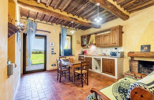 Monticiano Apartamento | Habitación 'Marroneto - Camera 2' con vistas a la montaña, piscina compartida y Wi-Fi
