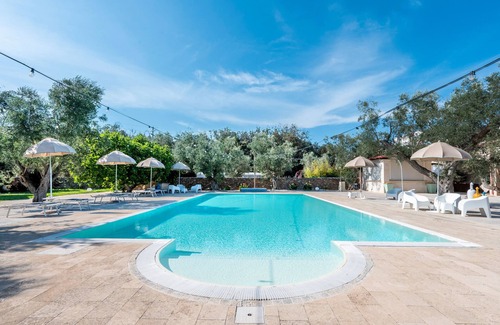Castromediano Apartamento | Habitación 'Masseria San Biagio Junior Suite 6' con piscina compartida, Wi-Fi y aire acondicionado.