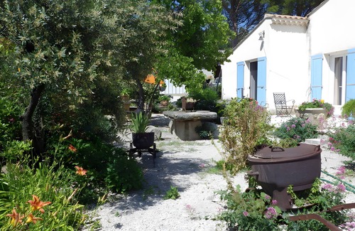 Visan Apartamento | Room 'Oliveraie' with Mountain View, Shared Terrace and Wi-Fi