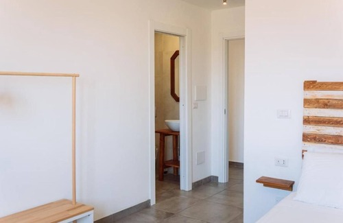 Porto Torres Apartamento | Room Olivo - Full service room with private bathroom