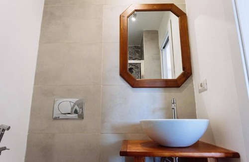 Porto Torres Apartamento | Room Olivo - Full service room with private bathroom