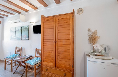 Sant Carles de Peralta Apartamento | Habitación 'Poniente' con vistas a la montaña, Wi-Fi y aire acondicionado.