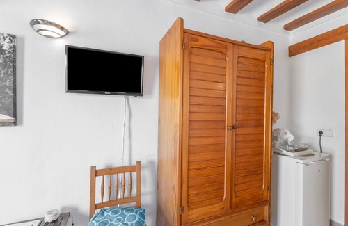 Sant Carles de Peralta Apartamento | Habitación 'Poniente' con vistas a la montaña, Wi-Fi y aire acondicionado.