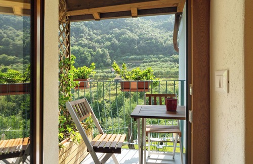 Albisola Superiore Apartamento | Habitación 'Pria' con vistas a la montaña, Wi-Fi y aire acondicionado.