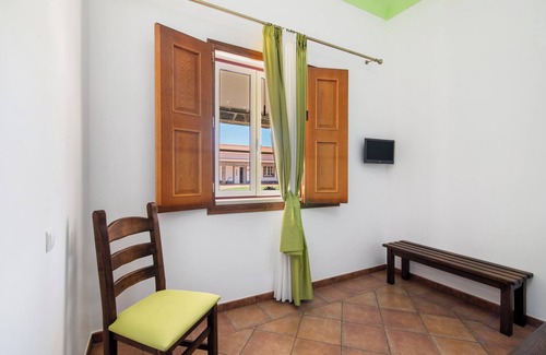 Espirito Santo Apartamento | Habitación 'Quarto Verde - Vista Pátio' con piscina compartida, Wi-Fi y aire acondicionado.