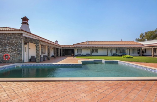 Espirito Santo Apartamento | Habitación 'Quarto Verde - Vista Pátio' con piscina compartida, Wi-Fi y aire acondicionado.