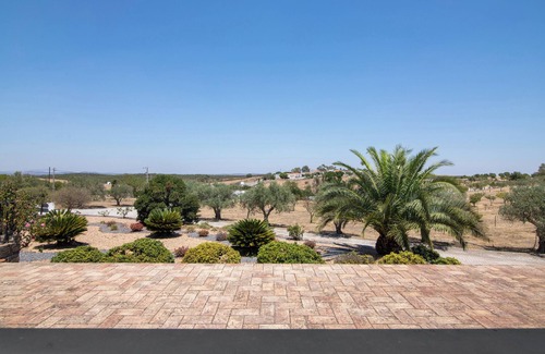 Espirito Santo Apartamento | Habitación 'Quarto Dourado - Vista Campo' con piscina compartida, Wi-Fi y aire acondicionado.