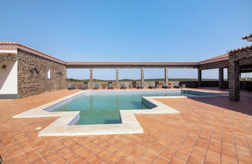 Espirito Santo Apartamento | Habitación 'Quarto Vermelho - Vista Pátio' con piscina compartida, Wi-Fi y aire acondicionado.