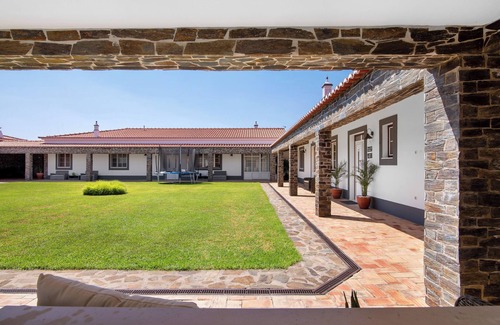 Espirito Santo Apartamento | Habitación 'Quarto Roxo - Vista Pátio' con piscina compartida, Wi-Fi y aire acondicionado.