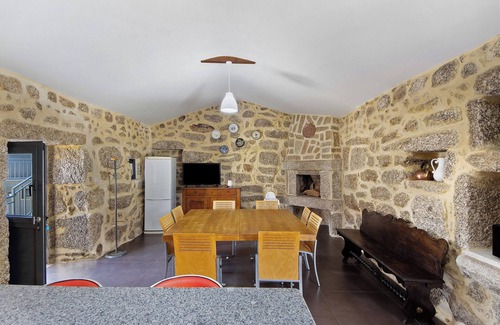 Rossas Apartamento | Habitación 'Quarto 5' con vistas a la montaña, Wi-Fi y aire acondicionado.