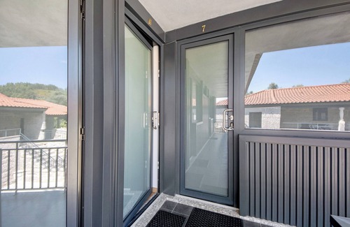 Rossas Apartamento | Habitación 'Quarto 6' con vistas a la montaña, Wi-Fi y aire acondicionado.