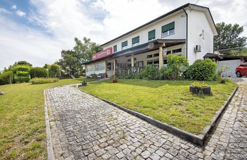 Castro Daire Apartamento | Habitación 'Quarto 7 - Jorge Galinheiro' con vistas a la montaña, jardín compartido y Wi-Fi