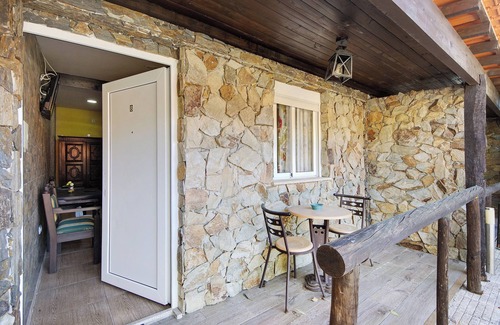 Armamar Apartamento | Habitación 'Quarto 8 - Gojim Casa Rural' con vistas a la montaña, piscina compartida y Wi-Fi