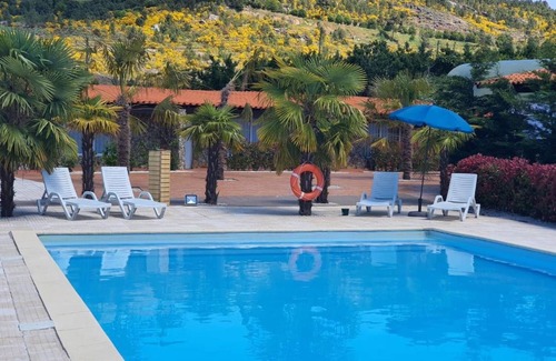 Armamar Apartamento | Habitación 'Quarto 8 - Gojim Casa Rural' con vistas a la montaña, piscina compartida y Wi-Fi