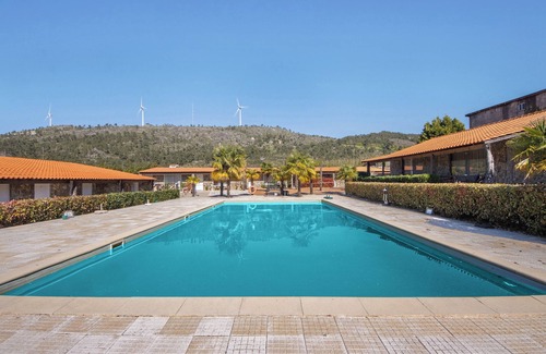 Armamar Apartamento | Habitación 'Quarto 8 - Gojim Casa Rural' con vistas a la montaña, piscina compartida y Wi-Fi