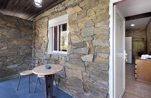 Armamar Apartamento | Habitación 'Quarto 9 - Gojim Casa Rural' con vistas a la montaña, piscina compartida y Wi-Fi