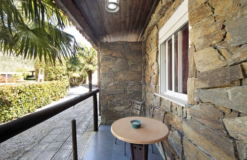 Armamar Apartamento | Habitación 'Quarto 9 - Gojim Casa Rural' con vistas a la montaña, piscina compartida y Wi-Fi