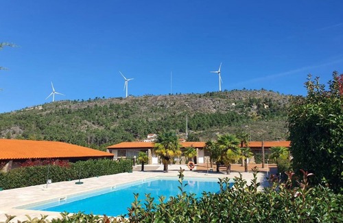 Armamar Apartamento | Habitación 'Quarto 9 - Gojim Casa Rural' con vistas a la montaña, piscina compartida y Wi-Fi