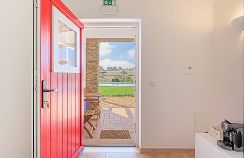 Santiago do Cacem Apartamento | Habitación 'Quarto Suite Esteva' con vistas a la montaña, piscina compartida y Wi-Fi