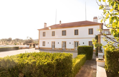 Cabeco de Vide Apartamento | Habitación 'Quarto Twin Com Casa De Banho Privativa 2' con piscina compartida y aire acondicionado