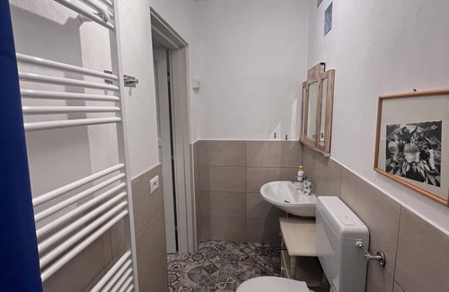 Castiglione Chiavarese Apartamento | Habitación 'Stanza 2 con baño privado separado' con vistas al mar, terraza compartida y Wi-Fi