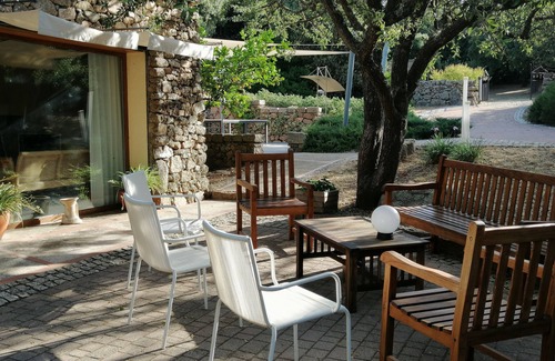 Aglientu Apartamento | Habitación 'Tarzan Jane' con piscina compartida, terraza privada y aire acondicionado.