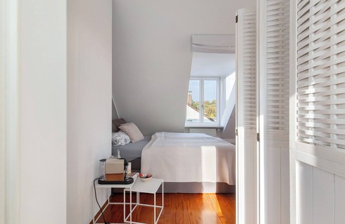 Bad Soden am Taunus Casa | Room 'Taunus-Zimmer Skyline-Blick' with Wi-Fi