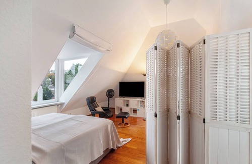 Bad Soden am Taunus Casa | Room 'Taunus-Zimmer Skyline-Blick' with Wi-Fi