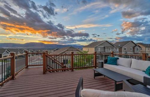 Monument Casa | Room to Spread Out & Deck with Mountain Views