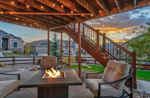 Monument Casa | Room to Spread Out & Deck with Mountain Views