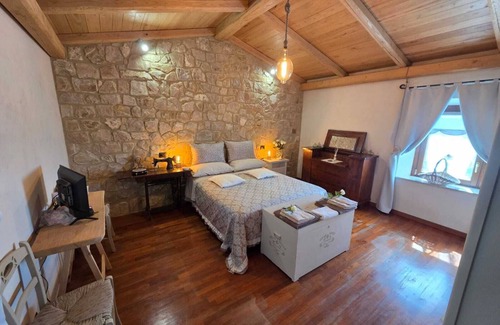 Orvieto Cama Y Desayuno | Habitación '"Tra Gli Ulivi E Il Panorama"' con vistas a la montaña, jardín privado y Wi-Fi