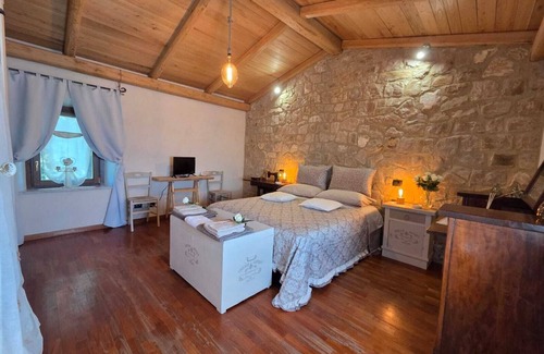 Orvieto Cama Y Desayuno | Habitación '"Tra Gli Ulivi E Il Panorama"' con vistas a la montaña, jardín privado y Wi-Fi