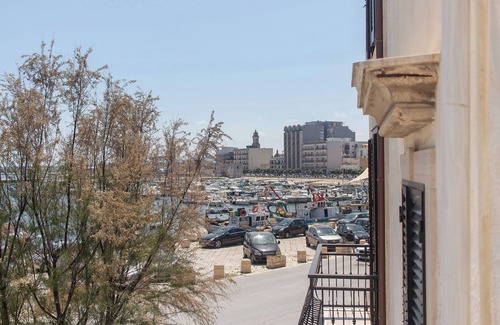 Mola di Bari Apartamento | Habitación 'Vista Mare - Pesce' con terraza compartida, Wi-Fi y aire acondicionado.