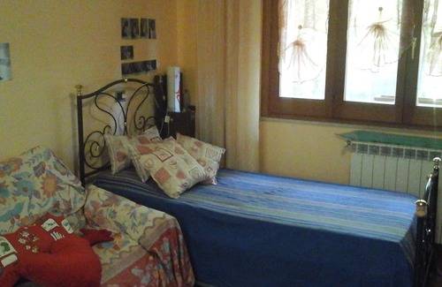 Gravina di Catania Casa | Habitación con dos camas individuales en dos elegantes apartamentos adosados.